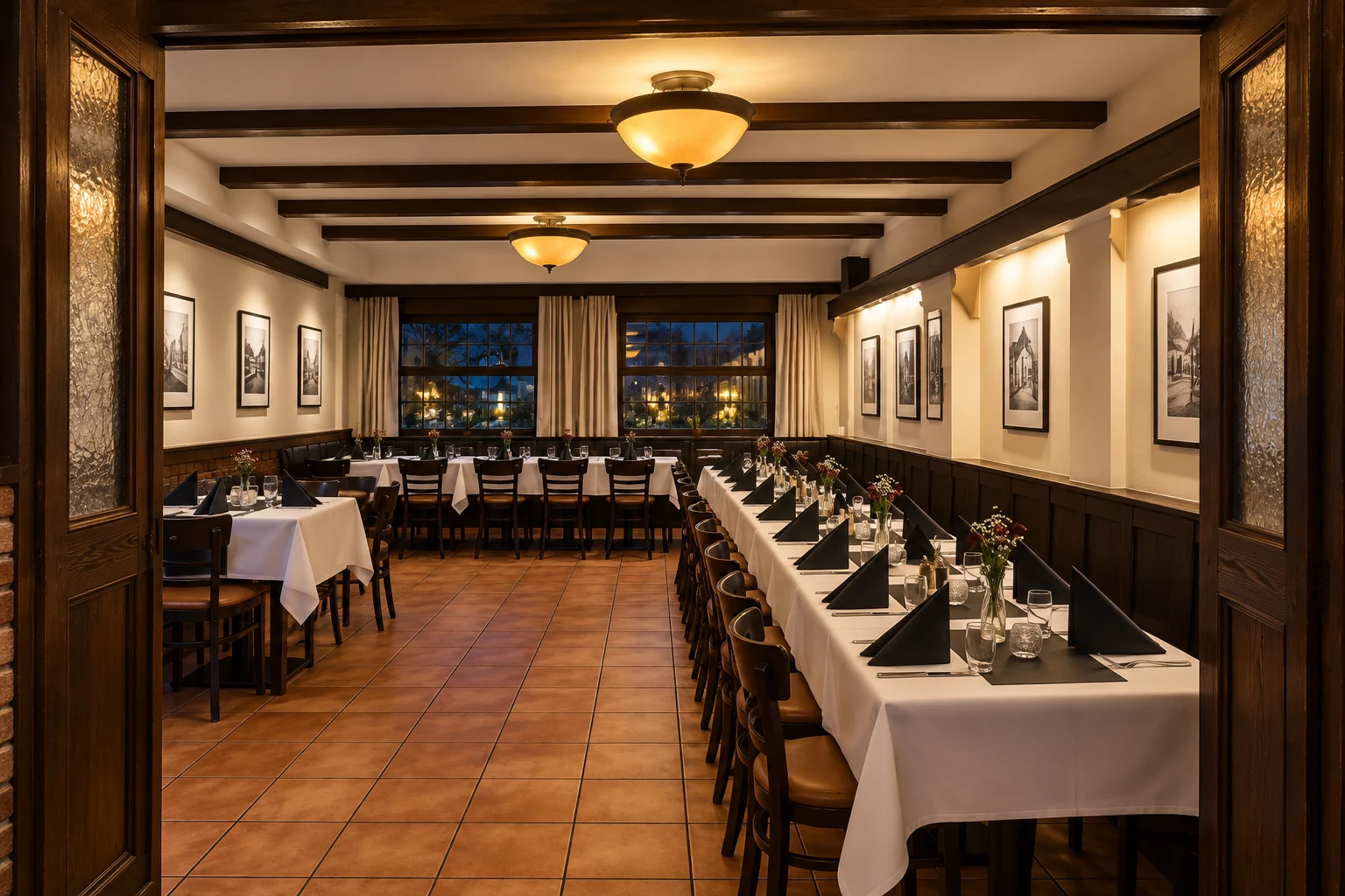Saal 1 mit Fensterfront, langer weiß eingedeckter Tafel und Holzbalken